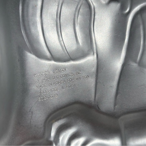 VTG 1978 Wilton Wonder Woman Aluminum Cake Pan Baking Mold #502-7679 DC Comics - Picture 3 of 3